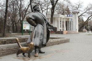 Ростовский коробейник с котом, кота так часто гладят, что он блестит как золотой