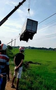 Так она же не на проводах. Она между дальней линией и линией ближе к камере. Машина слетела с дороги, вот ее обратно краном и вытаскивают.