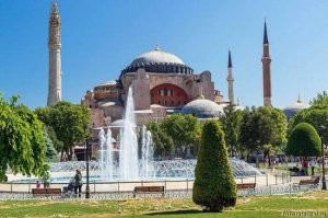 "Собор Святой Софии, Стамбул, Турция, 1984"

Это Голубая мечеть (Мечеть Султанахмет, тур. Sultanahmet Camii).

Собор Святой Софии выглядит так: