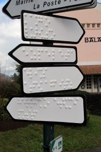 Не прошло и ста лет, как код Брайля снова изобрели. Только незрячие не видят направления стрелок...