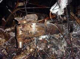 Забыл фото приложить. Кстати, на схемках разоблачителей самолет может меняться в размерах и менять углы атаки здания, будьте внимательней)