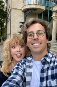 Любоффь твориться...
А ты завидуй в одиночестве