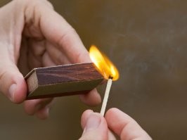 А запах зажжённой спички? Этим запахом нейтрализовывали запах в туалете. Ещё бывало, начинаю чувствовать этот запах, оглядываюсь и вижу невдалеке курящего. Спичкой поджёг, думал я.