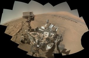 Специалисты и PR-менеджеры NASA знают, что фотографии будут смотреть по большей части люди с невысоким уровнем интеллекта, не разбирающиеся в космической технике. И не желающий разбираться. Поэтому большинство снимков, предназначенных для публикации, "причёсывают".
Исходник в реальности выглядит немного по другому. Штанга, на которой крепится камера, справа внизу.