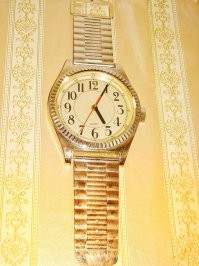 Нифига у ЗВЕЗДЫ, квартира как у рядового гражданина тех времен, часики эти, ковер, шифоньер, эта хреновина.........ну в общем по веяло от этой фотки "святыми 90----ми"