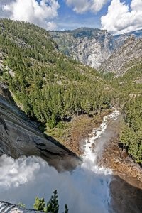 Yosemite действительно великолепный и огромный парк. Большинство посетителей знают его только по центральной долине со знаменитыми водопадами, хотя сам по себе парк намного больше.
Ходил в недельные походы по парку, поднимался на знаменитую вершину Half Dome, это было великолепно.
А вот пост не очень, можно было б хоть немного рассказать о парке и подписать фото.