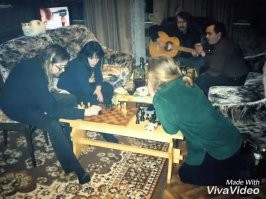 Летов играет в шашки с какой то бородатой бабой