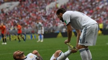 Это на самом деле местный футболист, бежал забивать гол, но ему ногу свело. Вот его фото:
