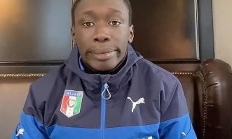 "Этот скотч от вас не укатится" и тут же на фото он лежит на боку. И не укатится ни круглый ни, что характерно наверняка который дороже,  квадратный.