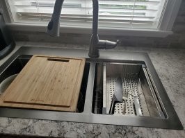 вполне удобная и практичная мойка и не особо дороже обычной