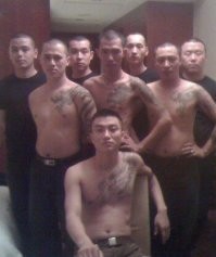 Не понял, в Китае - Триада, а не Якудза причем здесь фотографии Якудза?!