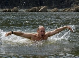 Трое мужчин вплавь сопровождали главу Крыма в&nbsp;затопленной Керчи