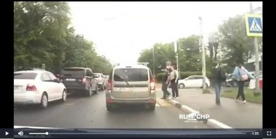 Плохой стопкадр выбрали, как бы подчеркивая, что водитель выскочил и набросился. А если взять чуть пораньше, до удара зонтиком, когда пешеход заносит ногу над тротуаром, чтобы сделать первый шаг на переход, а спутница его еще стоит на тротуаре? И подписать, пешеход нарушил ПДД 4.5. "На нерегулируемых пешеходных переходах пешеходы могут выходить на проезжую часть (трамвайные пути) после того, как оценят расстояние до приближающихся транспортных средств, их скорость и убедятся, что переход будет для них безопасен."?