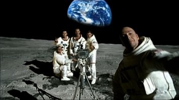 Это фейк, слишком светло. Вот настоящее фото: