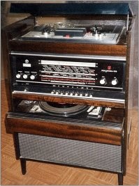 в деЦЦве помню "Вайву" прибалтийскую лента тип 2, 19 см/с, моно 2 дорожки и "Чёрный кот" на весь дом 
батя был крут немерено по тем временам 
потом был "Маяк-202", это я в классе 2-ом был 
там я обнаружил скорость 4 см/с+ 4 дорожки, и начал экономить плёнку 
в классе 8-ом пришлО понимание, что для качества нужно стерео и скорость повыше 
родители купили нам с брательником "комбайн" "Мелодия-101-стерео", б/у, у родственников и кучу пластинок прицепом
сначала мы тащились от громкости и стереоэффектов
потом стали делиться музыкой с соседями с балкона, благо новостройка, слышно до горизонта
соседи попались молодые, понимающие, в основном, соседки
когда с нижнего балкона соседка просит Пугачёву, потому что "буду убирать, чтобы веселее было"
а на улице лето, жара, она в халате на голое тело, а сверху такой вид открывается
когда Поль Мориа и Пугачёва надоели, пошёл "Спэйс" и Жан-Мишель Жарр
вот тут уже понадобился стерео-магнитофон
батя был телемастером, ремонтировал всё, что видел 
покупал неликвиды в "Юном технике", доводил до ума, и мы пользовались годами 
на ремонт тоже домой много приносили, а я был тестером после ремонта, поэтому недостатка в стерео-магнитофонах не ощущал
однажды припёрли огроменную "Романтику", на ремонт, батя сказал потестить
я и потестил, в 7 утра в декабре, на балконе, "Билли Пок" -- "Бамулама"