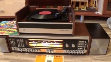 в деЦЦве помню "Вайву" прибалтийскую лента тип 2, 19 см/с, моно 2 дорожки и "Чёрный кот" на весь дом 
батя был крут немерено по тем временам 
потом был "Маяк-202", это я в классе 2-ом был 
там я обнаружил скорость 4 см/с+ 4 дорожки, и начал экономить плёнку 
в классе 8-ом пришлО понимание, что для качества нужно стерео и скорость повыше 
родители купили нам с брательником "комбайн" "Мелодия-101-стерео", б/у, у родственников и кучу пластинок прицепом
сначала мы тащились от громкости и стереоэффектов
потом стали делиться музыкой с соседями с балкона, благо новостройка, слышно до горизонта
соседи попались молодые, понимающие, в основном, соседки
когда с нижнего балкона соседка просит Пугачёву, потому что "буду убирать, чтобы веселее было"
а на улице лето, жара, она в халате на голое тело, а сверху такой вид открывается
когда Поль Мориа и Пугачёва надоели, пошёл "Спэйс" и Жан-Мишель Жарр
вот тут уже понадобился стерео-магнитофон
батя был телемастером, ремонтировал всё, что видел 
покупал неликвиды в "Юном технике", доводил до ума, и мы пользовались годами 
на ремонт тоже домой много приносили, а я был тестером после ремонта, поэтому недостатка в стерео-магнитофонах не ощущал
однажды припёрли огроменную "Романтику", на ремонт, батя сказал потестить
я и потестил, в 7 утра в декабре, на балконе, "Билли Пок" -- "Бамулама"