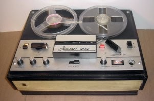 в деЦЦве помню "Вайву" прибалтийскую лента тип 2, 19 см/с, моно 2 дорожки и "Чёрный кот" на весь дом 
батя был крут немерено по тем временам 
потом был "Маяк-202", это я в классе 2-ом был 
там я обнаружил скорость 4 см/с+ 4 дорожки, и начал экономить плёнку 
в классе 8-ом пришлО понимание, что для качества нужно стерео и скорость повыше 
родители купили нам с брательником "комбайн" "Мелодия-101-стерео", б/у, у родственников и кучу пластинок прицепом
сначала мы тащились от громкости и стереоэффектов
потом стали делиться музыкой с соседями с балкона, благо новостройка, слышно до горизонта
соседи попались молодые, понимающие, в основном, соседки
когда с нижнего балкона соседка просит Пугачёву, потому что "буду убирать, чтобы веселее было"
а на улице лето, жара, она в халате на голое тело, а сверху такой вид открывается
когда Поль Мориа и Пугачёва надоели, пошёл "Спэйс" и Жан-Мишель Жарр
вот тут уже понадобился стерео-магнитофон
батя был телемастером, ремонтировал всё, что видел 
покупал неликвиды в "Юном технике", доводил до ума, и мы пользовались годами 
на ремонт тоже домой много приносили, а я был тестером после ремонта, поэтому недостатка в стерео-магнитофонах не ощущал
однажды припёрли огроменную "Романтику", на ремонт, батя сказал потестить
я и потестил, в 7 утра в декабре, на балконе, "Билли Пок" -- "Бамулама"