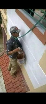 Возможно это не страховка, а хозяин привязал