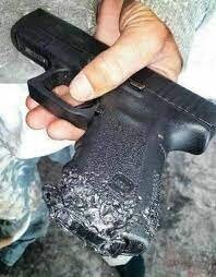 Вы держали глок в руках? Даже страйкбольный - разницы нет. В руке ощущение игрушки из детского магазина, а не оружия. И тем не менее он отлично лежит в руке, его не хочется выпускать. Минус - в своеобразном угле наклона рукояти, как у парабеллума. Если долгое время стреляешь из глока, потом берёшь в руки любой другой пистолет, делаешь вскидку - а мушки нет! Мушка внизу И надо снова привыкать к другому углу наклона. А так - офигенская пушка.
З.Ы. Ещё один минус - собака может его погрызть