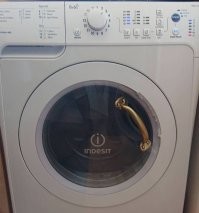 А что не так с дверцей ? Если ручка аккуратно прикручена коротенькими саморезами, и сохранена герметичность конструкции - вполне норм :)