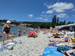 Геленджик, голубая бухта, позавчера.  Народу много, вода еще прохладная, клубника по 190, черешня по 200.