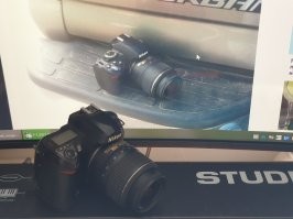 фотоаппарат кстати дешевый, модель точно не скажу, но объектив китовый 18-55mm. таким комплектуются дешевые аппараты. вон у меня лежит, копейки стоит, продать не продается... но так-то да, повезло...