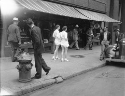 Обалдеть разоблачение насчёт женщин в шортах... Понятно, что это модели, и не у каждого с собой в те времена фотоаппарат.