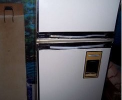 Еще в СССР делали холодильники со встроенной хранилкой для напитков и лючок снаружи дверцы. Подносишь стакан, нажимаешь, течёт холодный сок.