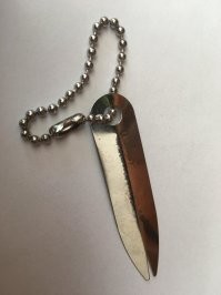 Подарили устройство. На людях, пока, не испытывали, но с наших котов и собаки клещей этой штукой снято не мало. Клещ извлекается легко, целый и живой.