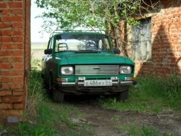 Да ну нах,Москвич 2140 !И стол и дом ,всё в одном флаконе.