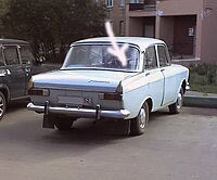 В 80-х был у меня 412-й МоЗГвич. Как то перед поездкой обнаружил приспущенное заднее колесо. Достал ручной насос и стал им качать. Часы на китайском растягивающемся браслете болтались и били мне по руке. Я их снял и положил на заднее крыло. Накачал колесо, кинул насос в салон и поехал. Проехав километров 40 обнаружил, что часов на руке нет. Тут же вспомнил, что снимал их, когда качал колесо. Решил, что останавливаться и искать их там, куда положил уже бессмысленно. После этого проехал ещё около 90 км, прежде, чем вернулся домой. Заехал во двор, запер машину, смотрю - а часики мои так и лежат на заднем крыле Москвича.