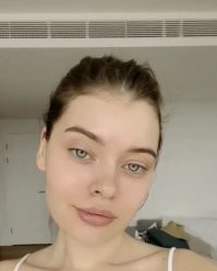 Разве можно назвать это ипло красивым?Очень неприятная девушка.Глаза холодные и безжалостные.За бабки эта шмара не остановится ни  перед  чем .Два поколения блидей.