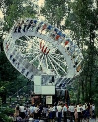 Я в своё время провисел на этой гадской центрифуге минут 40, там крякнуло чего то, и она так и остановилась плавненько, а самим вылезать не давали. Весело было.