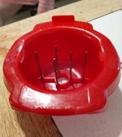 У этого держателя нет второй детали - толкателя, сталкивающего овощи и фрукты с шипов.