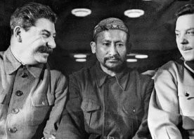 Вот полная фотография: Сталин, Ворошилов и делегат из Таджикистана на 2-м съезде колхозников.