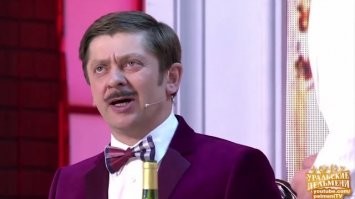 Брекоткин получает справку на права.