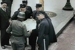 В Сталинграде немцы были. Немцы, итальянцы и т.д. Много кто из них там и остался. А про «героизм» европейцев вы правы. На фото полицейские Парижа показывают дорогу немецким солдатам. Тоже победители..