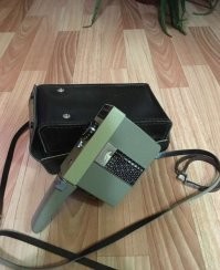 Это ни как не ВИДЕО камера)) Кинокамера под восьми миллиметровую пленку) Формата Video - тогда еще не существовало))). А на фото Советская любительская кинокамера с электроприводом Спорт-4. Производство ЛОМО, 1968 год. Оснащена объективом Триплет «Т-51» 2,8/10. Зарядка киноплёнкой 2 8 на стандартных бобинах по 10 м. Скорость 16 кадр/сек.  А главное в том, что она от батареи питалась а не от пружины которую нужно было заводить)