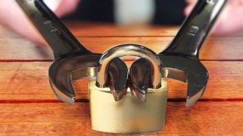 Каждый автоугонщик имеет с собой два ключа на этот случай.