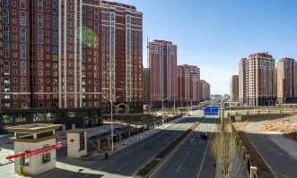 Население не растет и ресурсы не закончатся..Плотность застройки только в экономически выгодных центрах. В остальных районах - города призраки.
Город-призрак в Китае