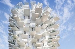 Есть подозрение что жильцам запрещено хранить на балконе шины и сушить бельё.