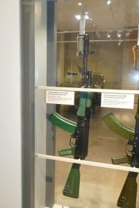 Наградные автоматы АКМ и АК74 из экспозиции «Музея отечественной военной истории», д. Падиково Московской области