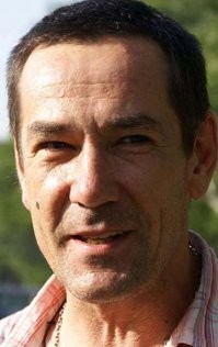 У этого "любимого советского актера" куда интереснее было бы посмотреть не начало творческого пути, а его завершение. Чтобы оценить, какой вклад актер внес в искусство, чем запомнился людям, какими словами его вспоминают.