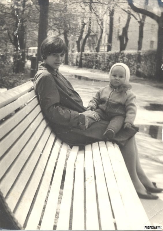 Я с мамой в  1971 .Возле Кронверкского проспекта , в парке Ленина (ныне Александровском)