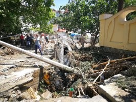 Пережили это безобразие, можно сказать, с первого ряда. Думад, что мою машмну тоже смыло, стояла возле 43 дома на Ломоносова. Удивительно, но мимо проплывали тачки, камни и деревья, а моя осталась стоять. Завелась и выехала. Но это была жесть. В гостишке сидели чутки без света и какой-то еды более менее вменяемой, арендная машина дуиал что утонула. Обошлись легким испугом.