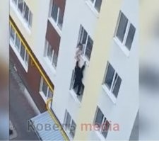 Ладно упал. 
Как он туда залез?