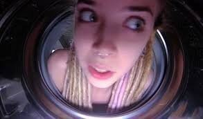 Девушка открыла стиральную машину и увидела дикого гостя