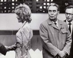 Леня был красавчиком. Воевал, мудро правил страной, баб любил, и хоккей тоже. Вот он оценивает попку актрисы Джилл Сэнт Джон.