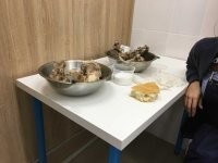 А это вообще шикардос! 

"Наш босс в благодарность за хорошую работу сотрудников делится с ними кухонными остатками".