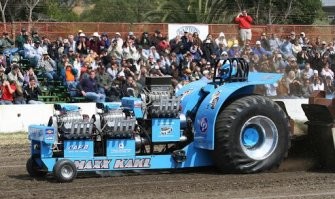 Какая разница как устроена синхронизиция - цепью , карданом или общим коленвалом?
Как синхронизируются двигатели многомоторных самолетов? А кораблей? Как, наконец, Вы объясните это: